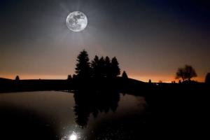 ¿Por qué la luna brilla por la noche?