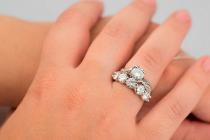ड्रीम इंटरप्रिटेशन: हीरे की अंगूठी, हीरे के साथ सफेद सोने की शादी की अंगूठी