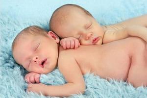 ¿Por qué sueñan los niños gemelos?