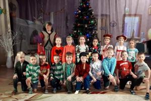 Adivinación navideña para niños Escenario de adivinación navideña para hombres jóvenes